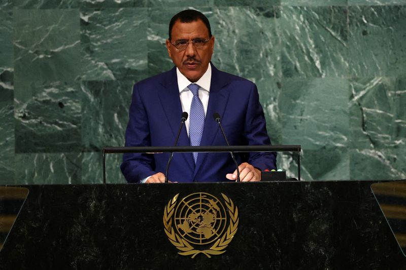 &copy; Reuters. Il presidente deposto del Niger Mohamed Bazoum si rivolge alla 77ª sessione dell'Assemblea generale delle Nazioni Unite alla sede dell'Onu a New York, Stati Uniti, 22 settembre 2022. REUTERS/Mike Segar/File Photo