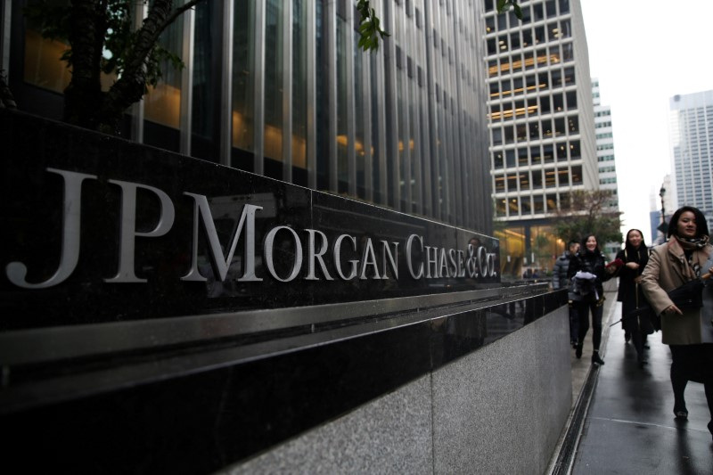 &copy; Reuters. FOTO DE ARCHIVO. El logo de JP Morgan Chase Bank frente a la torre de su sede en Manhattan, Nueva York, EEUU. 13 de noviembre de 2017. REUTERS/Amr Alfiky