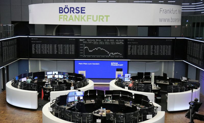&copy; Reuters. شاشات تعرض بيانات مؤشر داكس الألماني في بورصة فرانكفورت يوم 11 أغسطس آب 2023. تصوير: رويترز.
