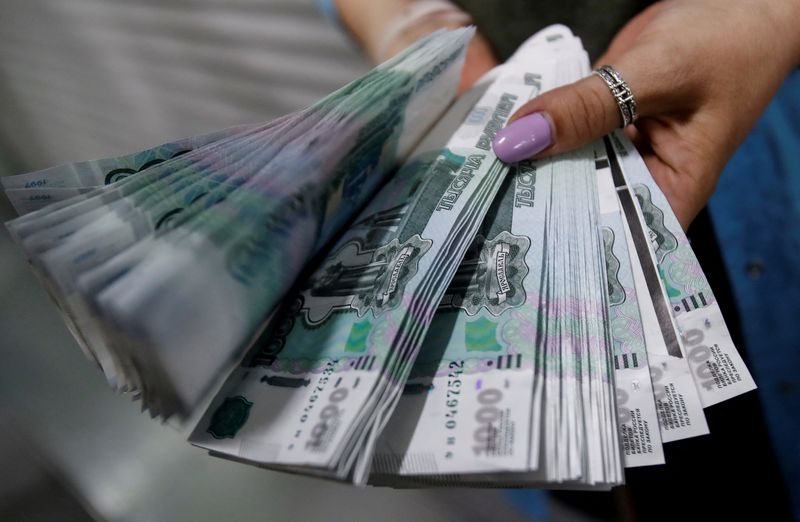 &copy; Reuters. FOTO DE ARCHIVO. Un trabajador sostiene billetes de 1000 rublos rusos en la fábrica de impresión Goznak en Moscú, Rusia. 11 de julio de 2019. REUTERS/Maxim Shemetov
