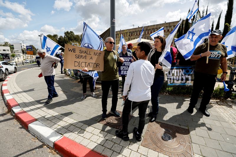 &copy; Reuters. FILE PHOTO: Members of the 'Brothers in Arms' reservist protest group demonstrate as Israeli Prime Minister Benjamin Netanyahu's nationalist coalition government pursues its judicial overhaul, outside a military base that absorbs and screens new recruits 