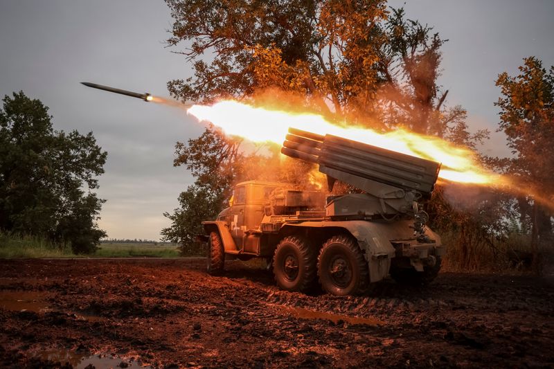 &copy; Reuters. Des militaires ukrainiens tirent un système de fusées à lancement multiple BM-21 dans la région de Donetsk, en Ukraine. /Photo prise le 11 août 2023/REUTERS/Oleksandr Ratushniak