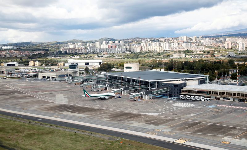 &copy; Reuters. L'aéroport de Catane-Fontanaross à Catane, en Italie. /Photo prise le 28 mars 2020/REUTERS/Antonio Parrinello