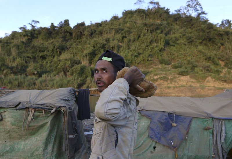 Birmanie: 36 personnes disparues après un glissement de terrain dans une mine de jade