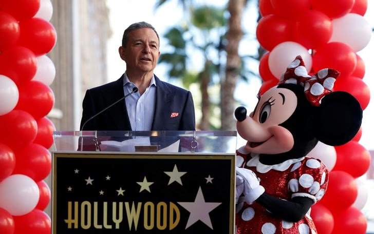 &copy; Reuters. Imagen de archivo del presidente ejecutivo de The Walt Disney Company, Bob Iger, habla junto a Minnie Mouse en un acto en el Paseo de la Fama de Los Ángeles, California, EEUU. 22 enero 2018. REUTERS/Mario Anzuoni