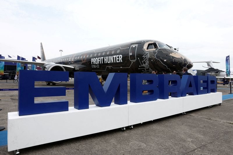 &copy; Reuters. FILE PHOTO: An Embraer E195-E2 Profit Hunter aircraft is displayed at the 54th International Paris Air Show at Le Bourget Airport near Paris, France, June 20, 2023. REUTERS/Benoit Tessier//File Photo