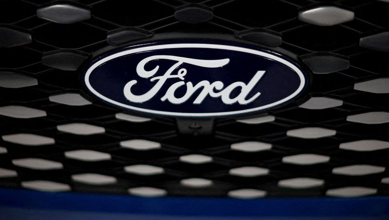 © Reuters. FILE PHOTO: The Ford logo is seen on the grill of an E-transit concept vehicle at the Ford Halewood transmissions plant in Liverpool, Britain, December 1, 2022. REUTERS/Phil Noble