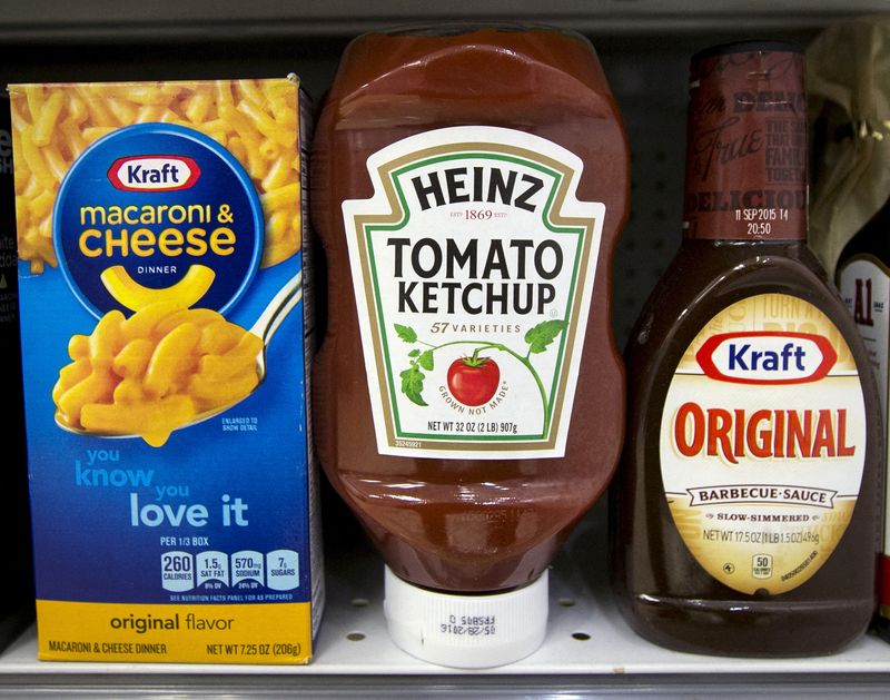 &copy; Reuters. FILE PHOTO: A Heinz Ketchup bottle sits between a box of Kraft macaroni and cheese and a bottle of Kraft Original Barbecue Sauce on a grocery store shelf in New York on March 25, 2015.  REUTERS/Brendan McDermid/File Photo