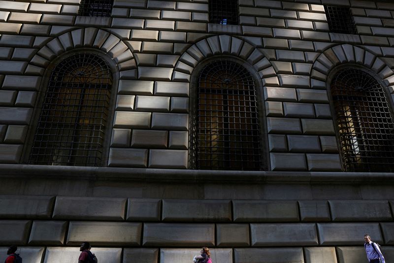 &copy; Reuters. FILE PHOTO: People walk by the Federal Reserve Bank of New York in the financial district of New York City, U.S., June 14, 2023. REUTERS/Shannon Stapleton/File Photo