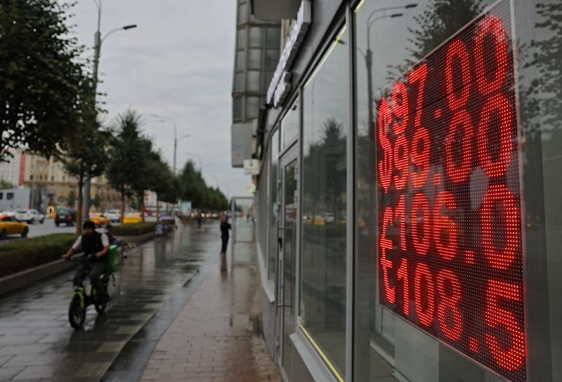 &copy; Reuters. FILE PHOTO: A board showing currency exchange rates of the U.S. dollar and euro against Russian rouble is on display in a street in Moscow, Russia, August 12, 2023. REUTERS/Evgenia Novozhenina/File Photo