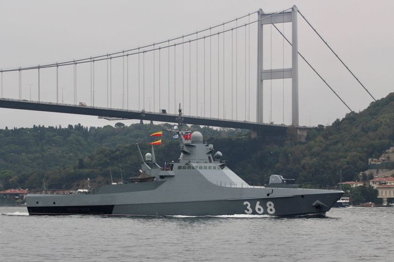 &copy; Reuters. FILE PHOTO: Russian Navy patrol ship Vasily Bykov sails in the Bosphorus, on its way to the Mediterranean Sea, in Istanbul, Turkey October 16, 2019. REUTERS/Yoruk Isik/File Photo