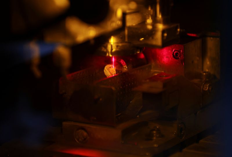&copy; Reuters. FILE PHOTO: A laser diamond cutting machine cuts a rough diamond at "Diamonds of ALROSA" factory in Moscow, Russia April 30, 2021. Picture taken April 30, 2021. REUTERS/Tatyana Makeyeva/File Photo