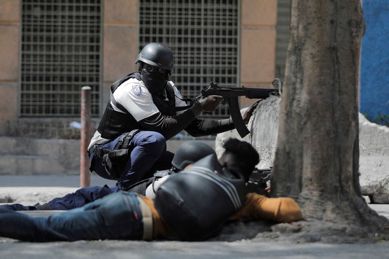 &copy; Reuters. Policial assume posição durante operação em meio à violência de gangues em Porto Príncipe
03/03/2023
REUTERS/Ralph Tedy Erol