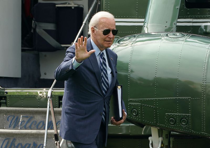 © Reuters. El presidente de Estados Unidos, Joe Biden, saluda mientras baja del Marine One a su regreso de Delaware a la Casa Blanca en Washington, Estados Unidos, el 14 de agosto de 2023. REUTERS/Kevin Lamarque 