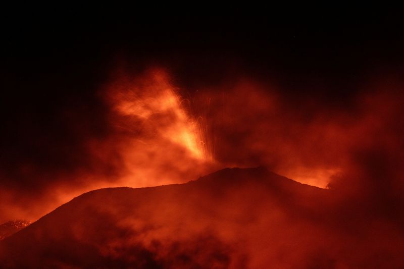 &copy; Reuters. El monte Etna, el volcán más activo de Europa, ilumina el cielo nocturno con erupciones visto desde Rocca Della Valle, Italia, 13 de agosto de 2023. Etna Walk/Marco Restivo/Distribuida vía REUTERS