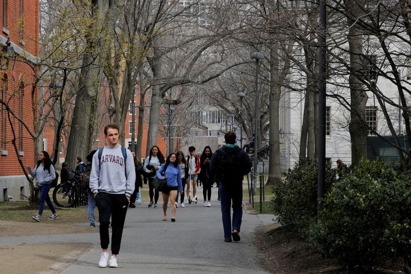 © Reuters. FILE PHOTO: Students and pedestrians walk through the Yard at Harvard University in Cambridge, Massachusetts, U.S., March 10, 2020.   REUTERS/Brian Snyder/File Photo