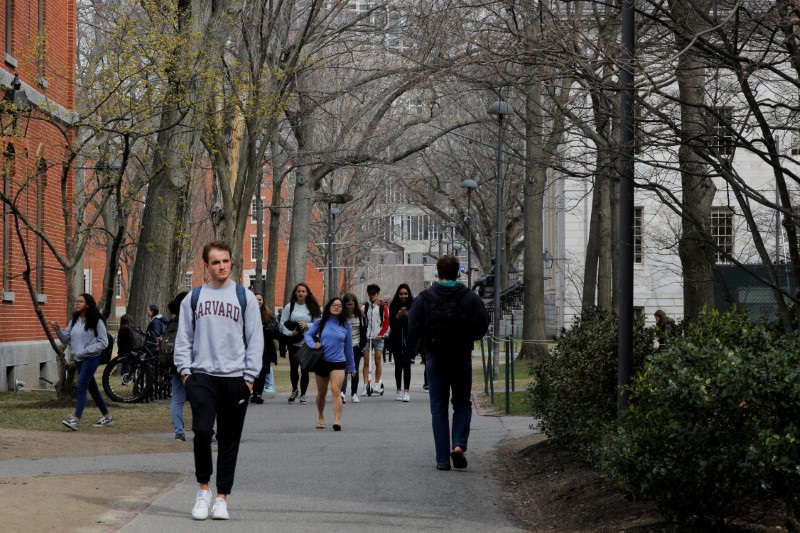 &copy; Reuters. Estudantes e pedestres caminham no campus da Universidade de Harvard, EUA
10/3/2022 REUTERS/Brian Snyder