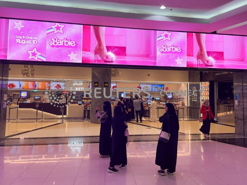 &copy; Reuters. Mulheres próximas a anúncios do filme "Barbie" são vistas durante a primeira exibição do filme em Riad, Arábia Saudita
10/08/2023
REUTERS/Ahmed Yosri