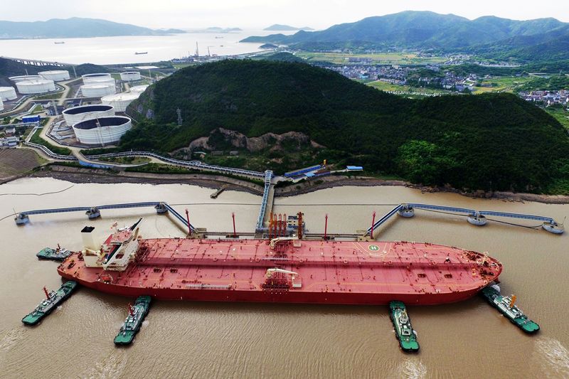 &copy; Reuters. FILE PHOTO: A VLCC oil tanker is seen at a crude oil terminal in Ningbo Zhoushan port, Zhejiang province, China May 16, 2017. Picture taken May 16, 2017. REUTERS/Stringer /File Photo