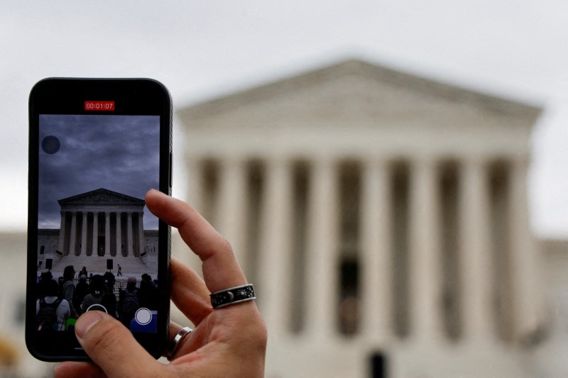 © Reuters. FILE PHOTO: A person shoots with a mobile at the U.S. Supreme Court building in Washington, U.S. October 31, 2022. REUTERS/Jonathan Ernst