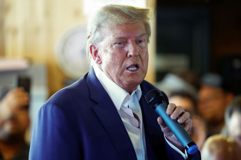 © Reuters. Republican presidential candidate and former U.S. President Donald Trump campaigns at the Iowa State Fair in Des Moines, Iowa, U.S. August 12, 2023.  REUTERS/Evelyn Hockstein/File Photo