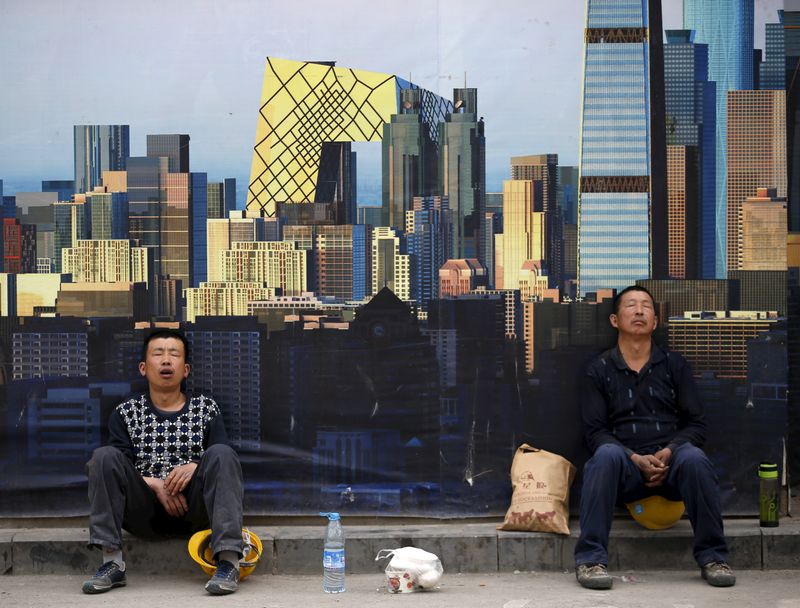 &copy; Reuters. Construction workers take a nap in front of a wall of a construction site during their lunch break in Beijing, China, May 5, 2015.  REUTERS/Kim Kyung-Hoon /File Photo