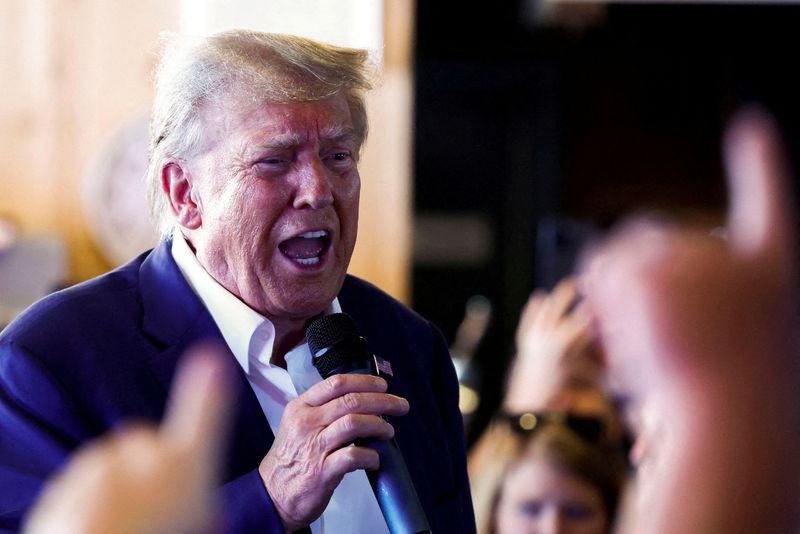 © Reuters. FILE PHOTO: Republican presidential candidate and former U.S. President Donald Trump speaks as he campaigns at the Iowa State Fair in Des Moines, Iowa, U.S. August 12, 2023.  REUTERS/Evelyn Hockstein/File Photo