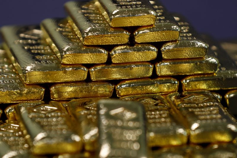 الذهب ينخفض مع صعود الدولار وارتفاع عوائد سندات الخزانة