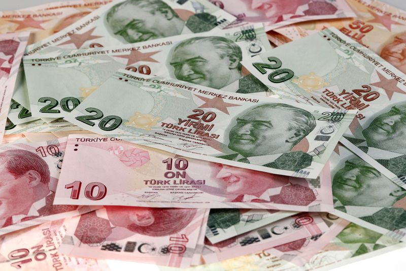 &copy; Reuters. أوراق نقدية لليرة التركية في صورة أرشيف رويترز.
 