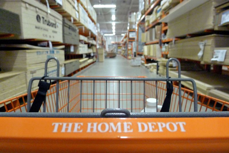 &copy; Reuters. FILE PHOTO: A shopping cart is seen in a Home Depot location in Niles, Illinois, May 19, 2014. REUTERS/Jim Young/File Photo