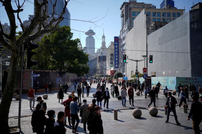 &copy; Reuters. FILE PHOTO: People walk at the main shopping area in Shanghai, China, March 14, 2023. REUTERS/Aly Song/File Photo