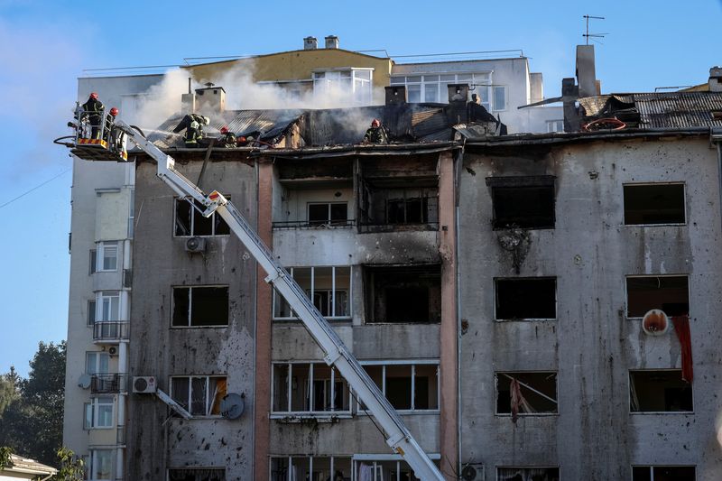 &copy; Reuters. Equipes de resgate trabalham em prédio residencial destruído por ataque russo em Lviv, na Ucrânia
15/08/2023 REUTERS/Roman Baluk