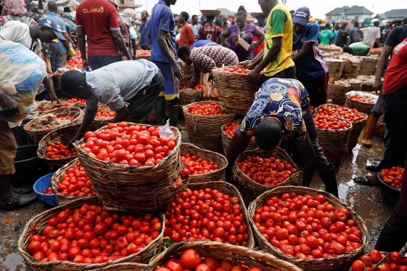 &copy; Reuters. FILE PHOTO: People buy and sell vegetables at Mile 12 International Market in Lagos, Nigeria May 13, 2022.  REUTERS/Temilade Adelaja/File Photo