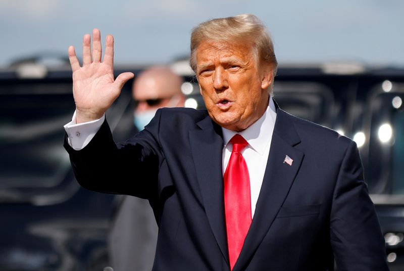 &copy; Reuters. FILE PHOTO: U.S. President Donald Trump waves as he arrives at Palm Beach International Airport in West Palm Beach, Florida, U.S., January 20, 2021. REUTERS/Carlos Barria/File Photo