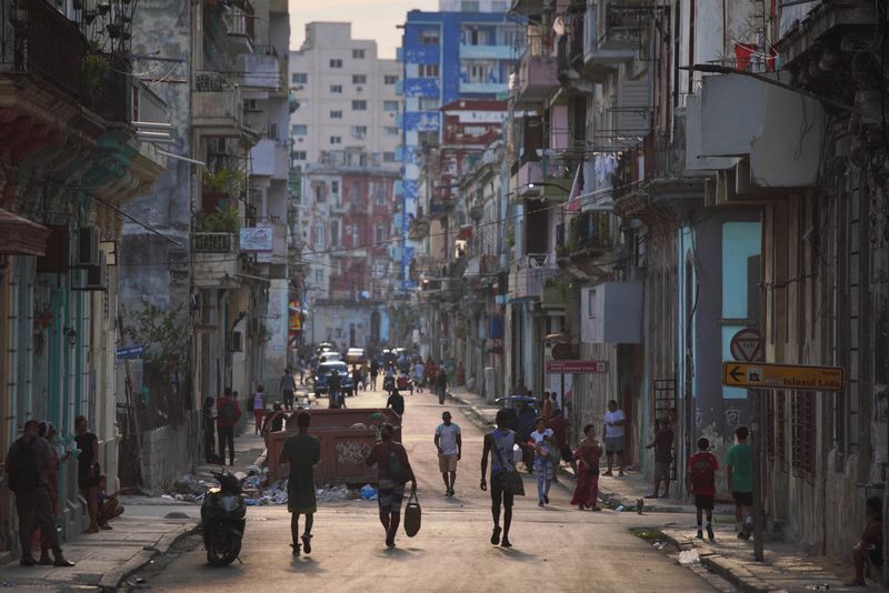 &copy; Reuters. Imagen de archivo de gente paseando por una calle del centro de La Habana, Cuba. 14 abril 2023. REUTERS/Alexandre Meneghini
