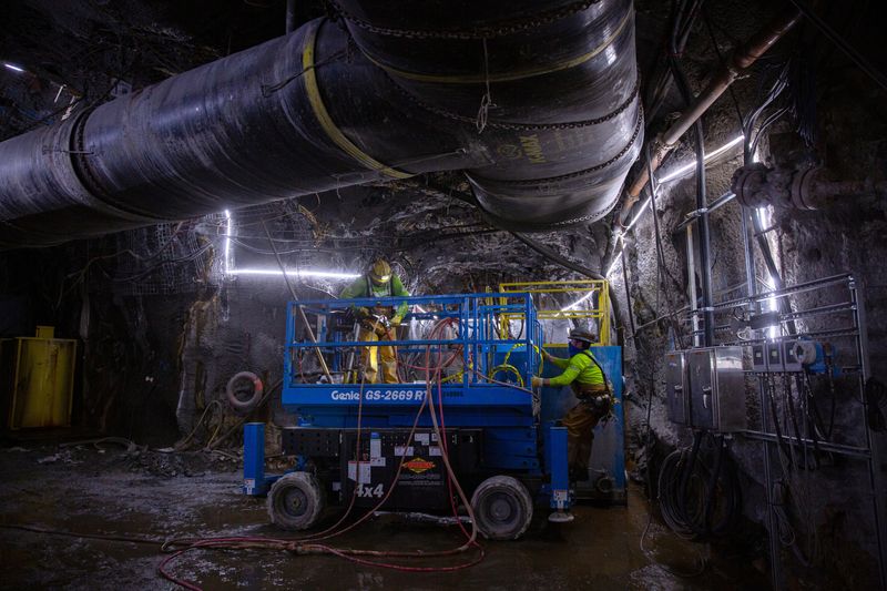 &copy; Reuters. FOTO DE ARCHIVO. Los trabajadores de la mina realizan labores de mantenimiento a (2.066 metros bajo tierra en el pozo 10 de la mina exploratoria Resolution Copper en Superior, Arizona, EE.UU, el 30 de marzo de 2021.   REUTERS/Caitlin O'Hara