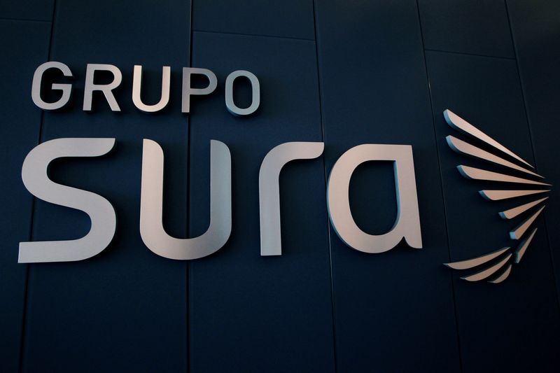 &copy; Reuters. Imagen de archivo. El logotipo de Grupo Sura se puede ver en su sede en Medellín, Colombia. 27 de febrero de 2018. REUTERS/Fredy Builes
