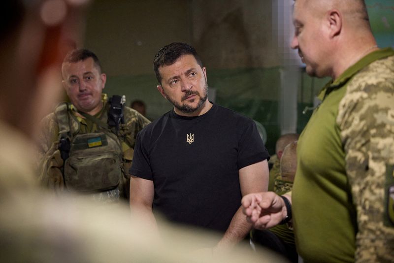 &copy; Reuters. ウクライナのゼレンスキー大統領は、南東部ザポロジエを訪問し、南部でロシア軍に対する反転攻勢に参加している部隊を激励した。１５日、ザポロジエで撮影（２０２３年　ロイター/Ukrai