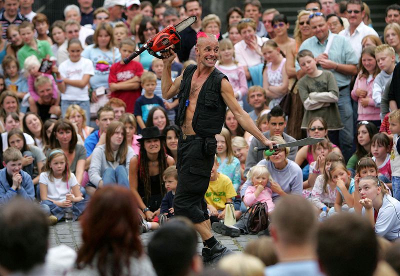 &copy; Reuters. FOTO DO ARQUIVO: Artista de rua faz malabarismo durante o festival Fringe na Royal Mile em Edimburgo.
11/08/2005
JJM/JD/Reuters