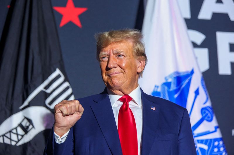 © Reuters. Former U.S. President and Republican presidential candidate Donald Trump greets the crowd during a campaign rally in Windham, New Hampshire, U.S., August 8, 2023.   REUTERS/Reba Saldanha