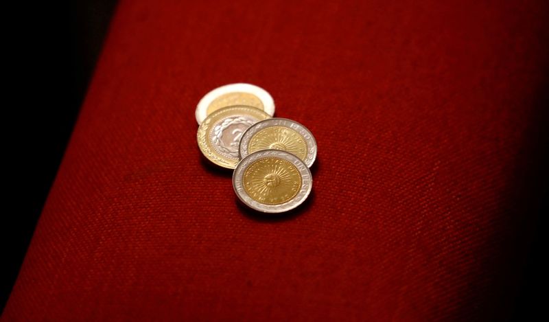 &copy; Reuters. FILE PHOTO: Argentine coins of 1 and 2 pesos are pictured in Buenos Aires, Argentina September 6, 2018. Picture taken September 6, 2018. REUTERS/Marcos Brindicci/File Photo