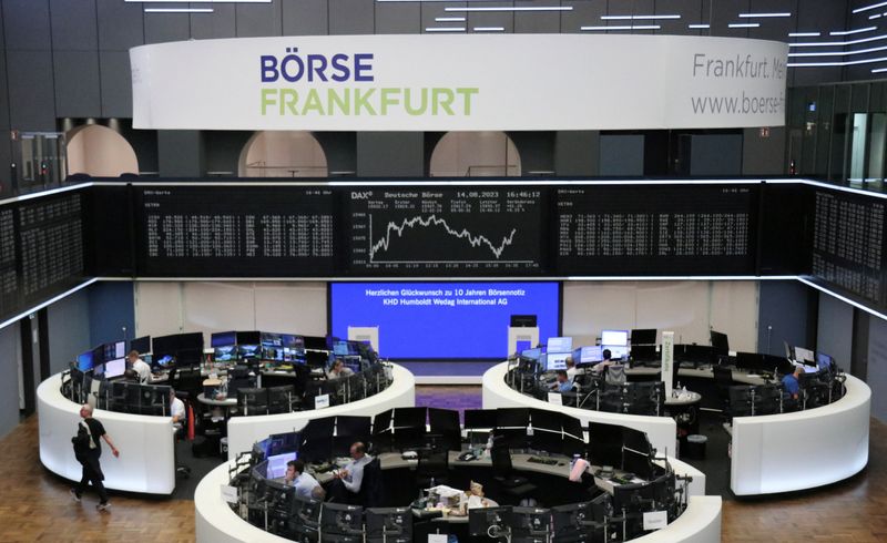 &copy; Reuters. مؤشر داكس الألماني أمام بورصة فرانكفورت بألمانيا يوم الاثنين. تصوير: رويترز.