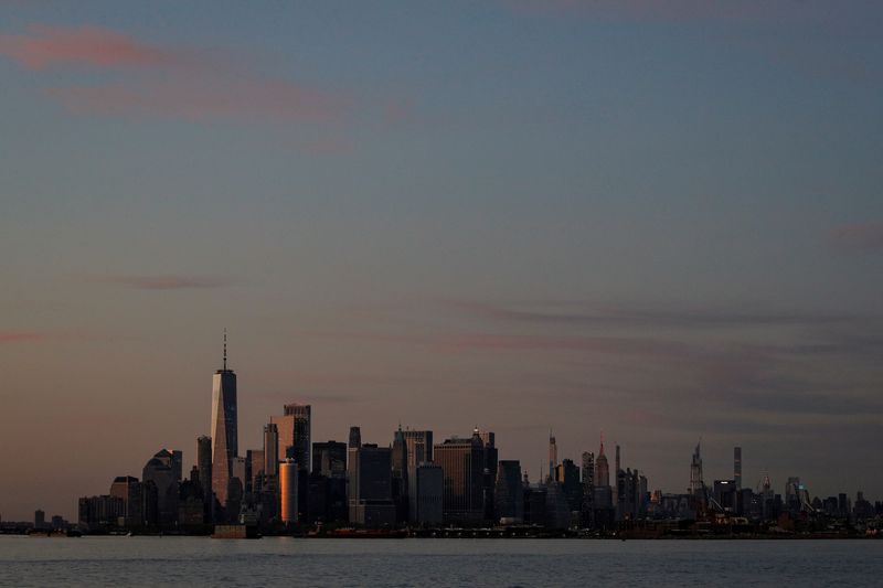 &copy; Reuters. The Manhattan skyline is seen during sunset from the Brooklyn borough of New York City, during the outbreak of the coronavirus disease (COVID-19), U.S.,  April 20, 2020. REUTERS/Brendan McDermid/FILE PHOTO