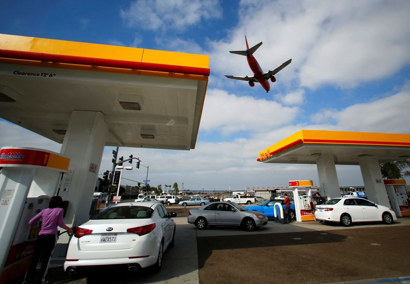 &copy; Reuters. FILE PHOTO: Consumers purchase gasoline at a gas station as a plane approaches to land at the airport in San Diego, California October 8, 2012. REUTERS/Mike Blake/File Photo