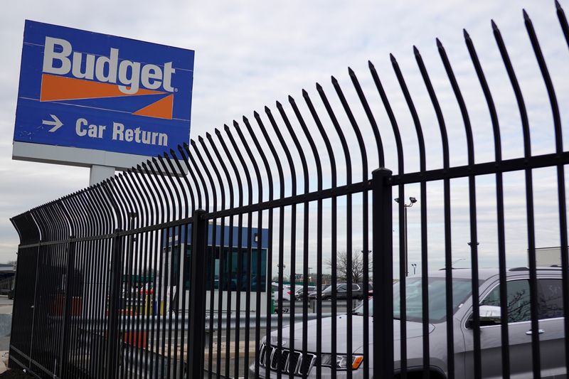 © Reuters. Budget rental car signage is seen at John F. Kennedy International Airport in Queens, New York City, U.S., March 30, 2022. REUTERS/Andrew Kelly/file photo