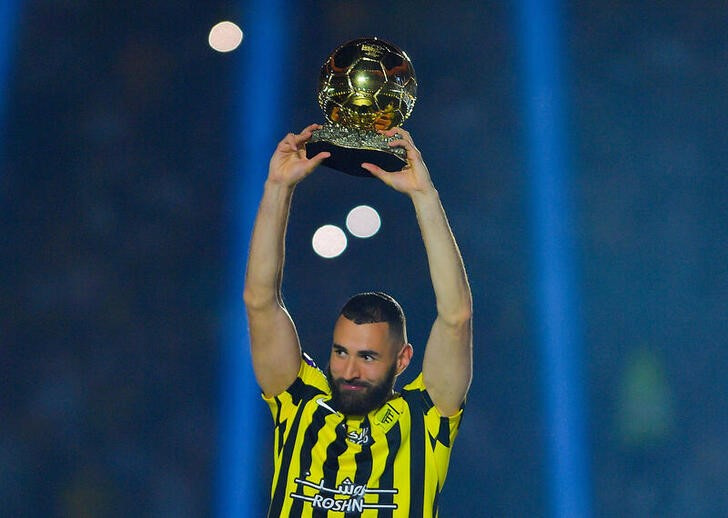 &copy; Reuters. Jun 8, 2023 
Foto de archivo del delantero del Al-Ittihad Karim Benzema con el Balón de Oro durante su presentación 
REUTERS/Stringer