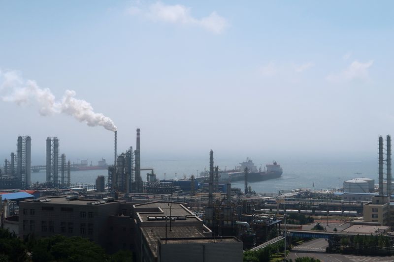 &copy; Reuters. FILE PHOTO: China National Petroleum Corporation (CNPC)'s Dalian Petrochemical Corp refinery is seen near the downtown of Dalian in Liaoning province, China July 17, 2018.  REUTERS/Chen Aizhu/File Photo