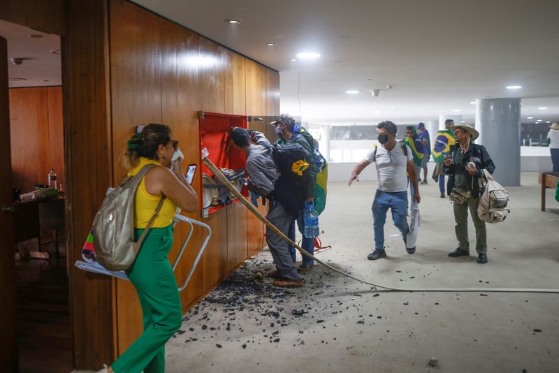 &copy; Reuters. Apoiadores do ex-presidente Jair Bolsonaro vandalizam o interior do Palácio do Planalto durante manifestação contra o presidente Luiz Inácio Lula da Silva
08/01/2023
REUTERS/Adriano Machado