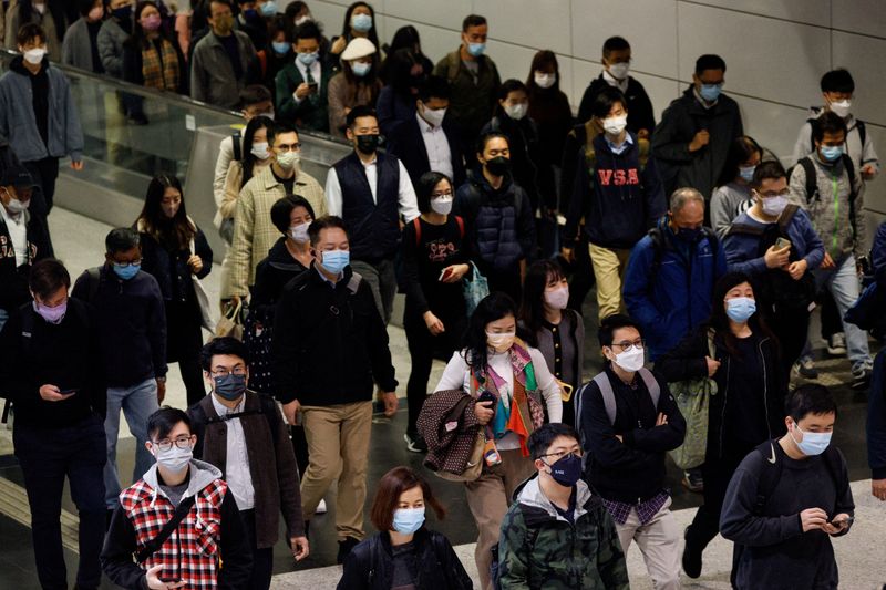 &copy; Reuters.  　８月１５日、    香港政府が発表した速報値によると、今年６月時点の香港の人口は前年比２．１％（１５万２０００人）増の７４９万８１００人となった。香港の駅で２月撮影（２０２