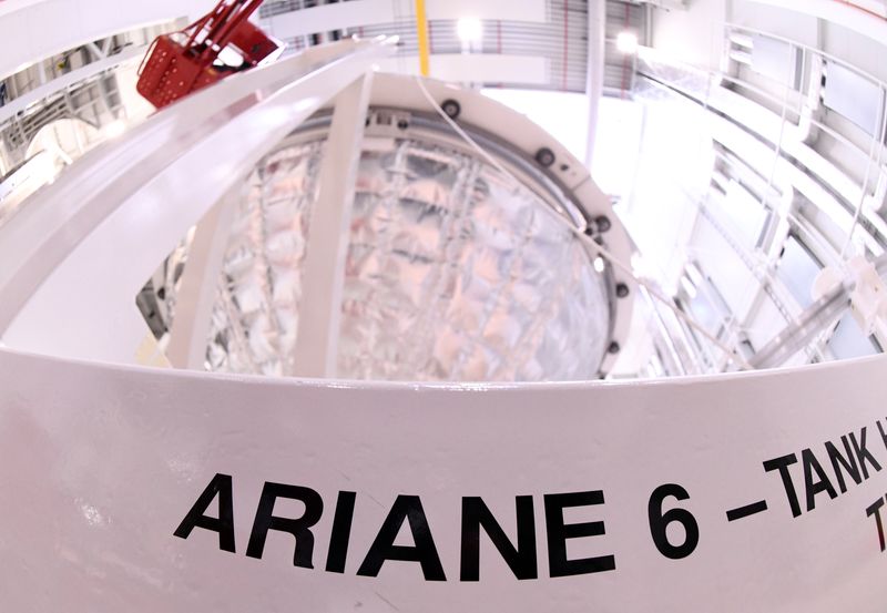 &copy; Reuters. Un serbatoio di Ariane 6, il razzo spaziale europeo di nuova generazione, è raffigurato in una linea di produzione di Ariane Group a Brema, in Germania, il 19 febbraio 2019. Foto scattata il 19 febbraio 2019. REUTERS/Fabian Bimmer/Foto del file